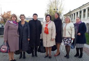 Перед входом в театр драмы