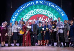Ветераны педагогического труда и ансамбль народных инструментову